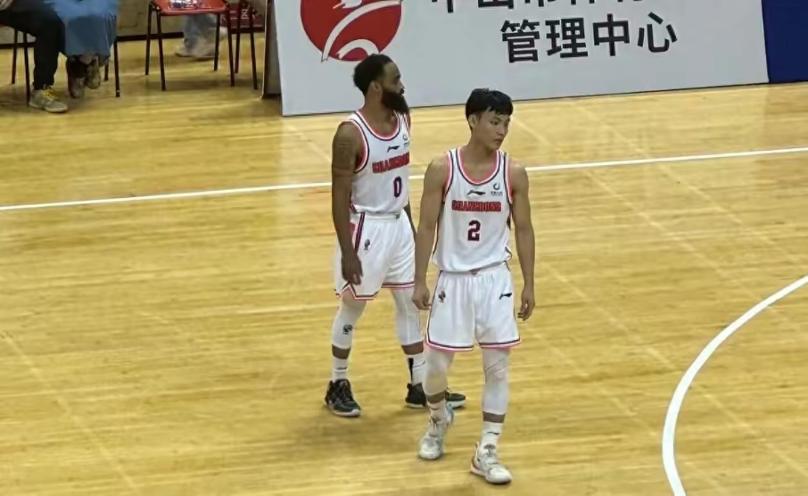 精彩对决背后的战术较量，两队战术能否奏效？