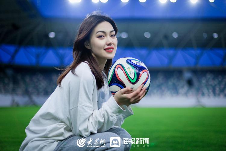国际足球盛事中女性选手积极备战，努力冲刺胜利的简单介绍