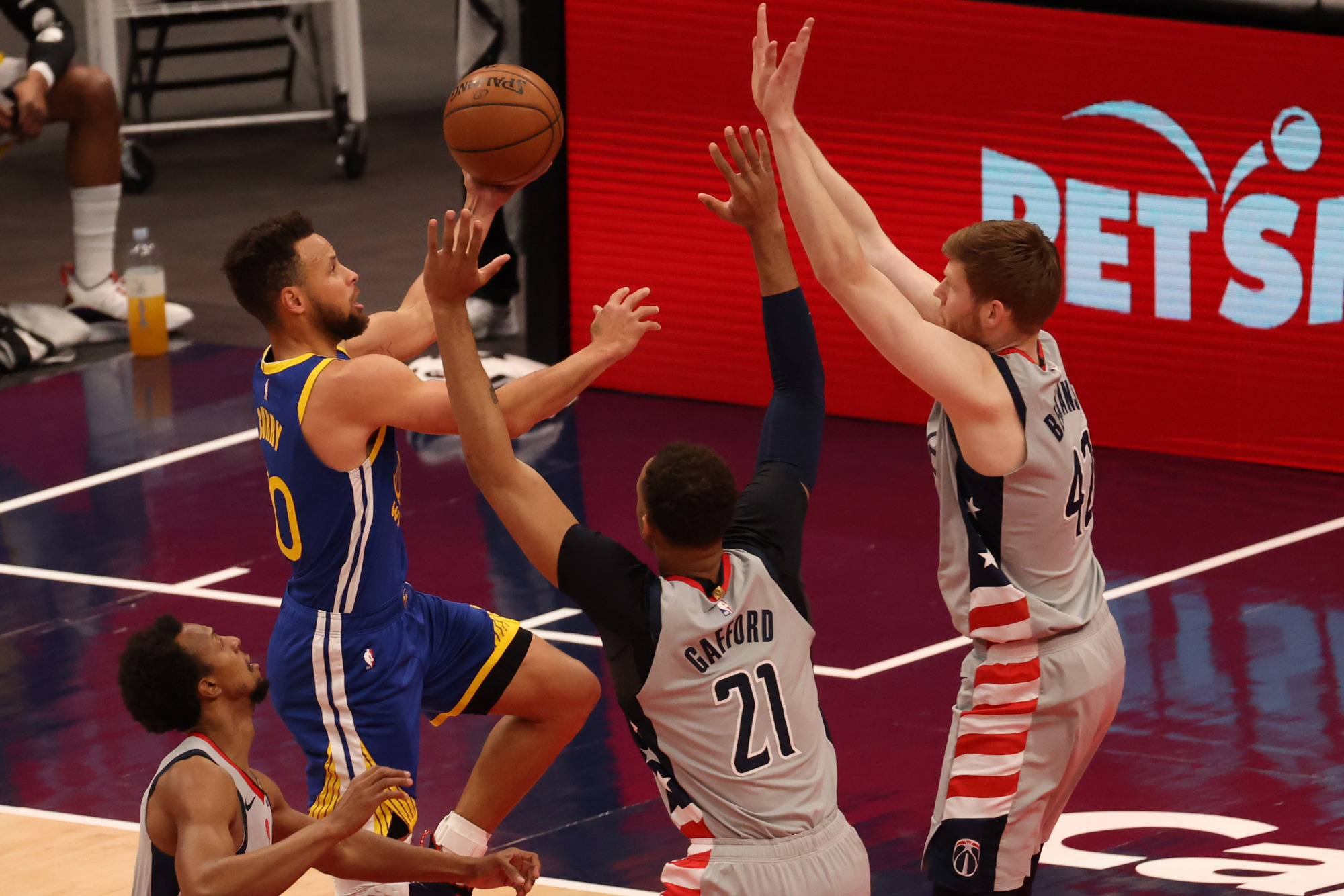 姆巴佩复出首秀出彩,金州勇士主场险胜纽约尼克斯,豪取16连胜(金州勇士主场球馆搬迁) 姆巴佩复出首秀出彩,金州勇士主场险胜纽约尼克斯,豪取16连胜(金州勇士主场球馆搬迁)